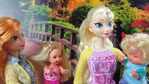 Elsa y Ana en el Parque con los niños. Muñecas Princesas Cenicienta, Frozen Elsa y Anna Pequeñas