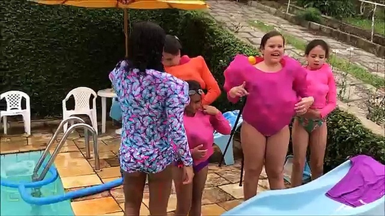 VIRAMOS RAINHA DAS BOLINHAS NA PISCINA - Com YouTubers