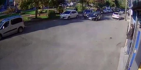 Otomobilin Çarptığı Çocuk Metrelerce Savruldu