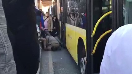 Duraktaki Yaya Kadına Metrobüs Çarptı! Seferler Aksayınca Vatandaşlar İsyan Etti