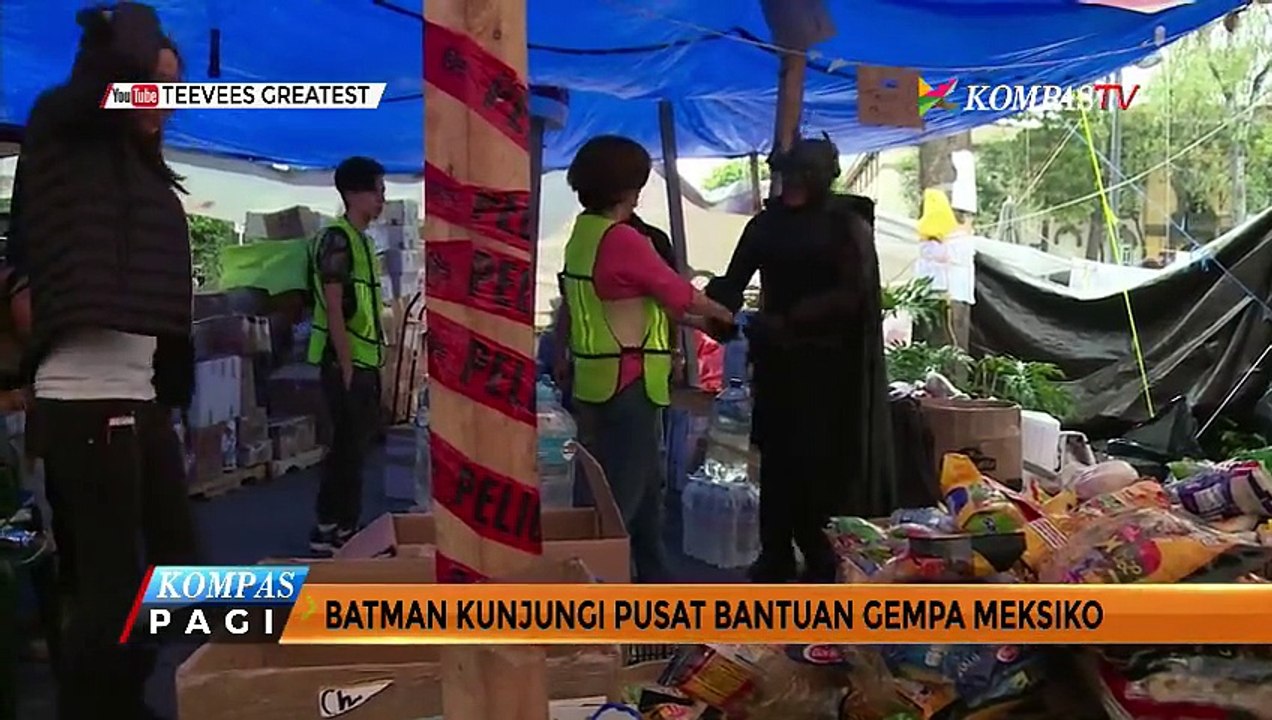 Batman Lengkap dengan Mobilnya Hibur Pengungsi Meksiko