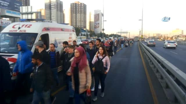 Cevizlibağ'da Metrobüs Bir Kadına Çarptı, Seferler Durdu