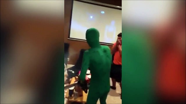 Ils réveillent leur pote avec une tronçonneuse... blague d'enfoiré