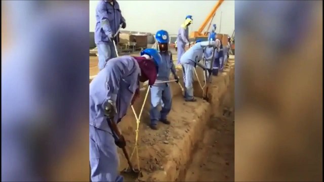 Une technique un peu bizarre pour creuser des tranchées... WTF