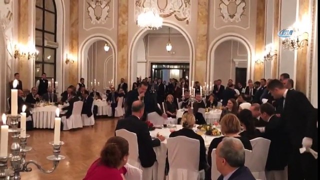 Sırbistan Dışişleri Bakanı'ndan Türkçe Şarkı