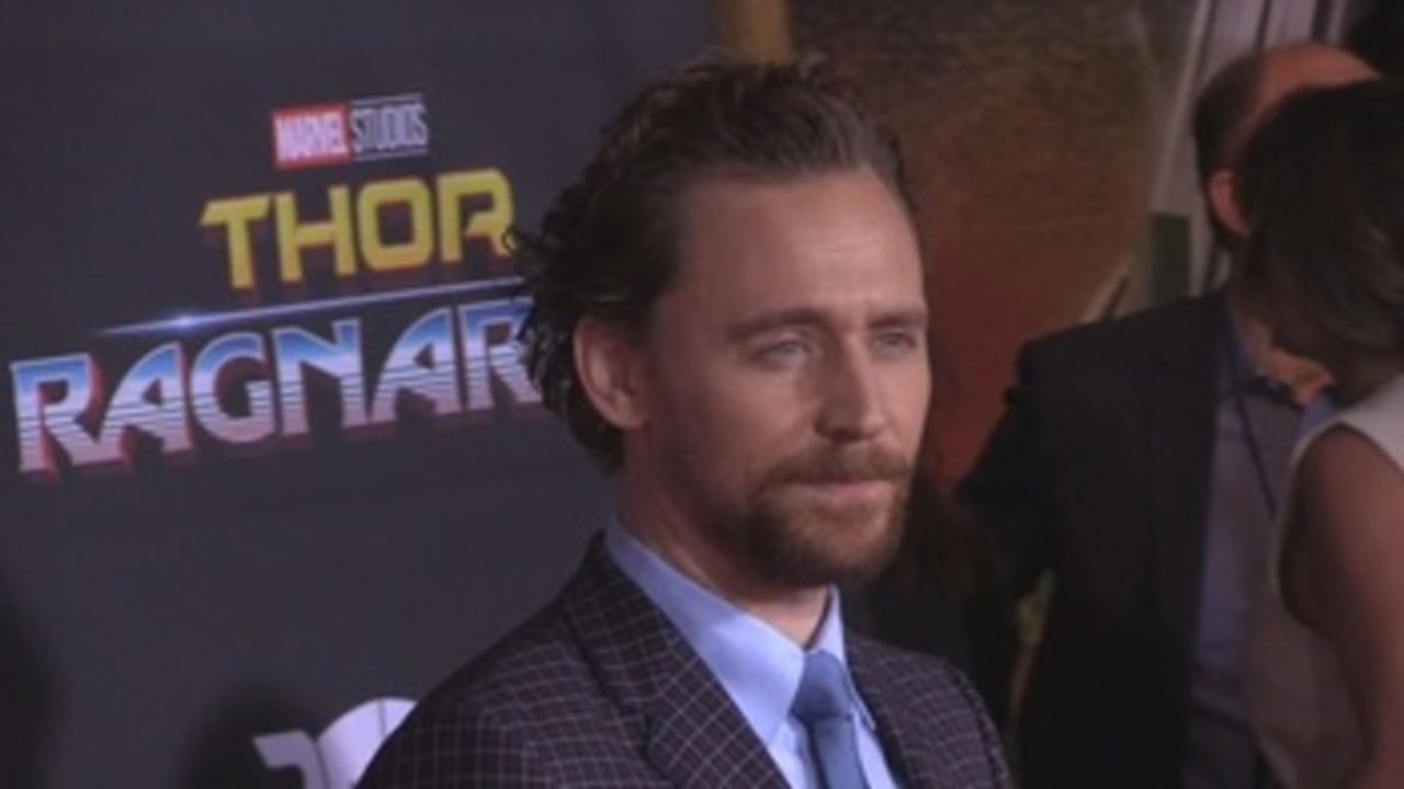 Chris Hemsworth y elenco de “Thor: Ragnarok” asiste a la alfombra roja de la película en Los Ángeles