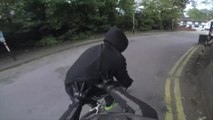 Un motard intercepte un voleur