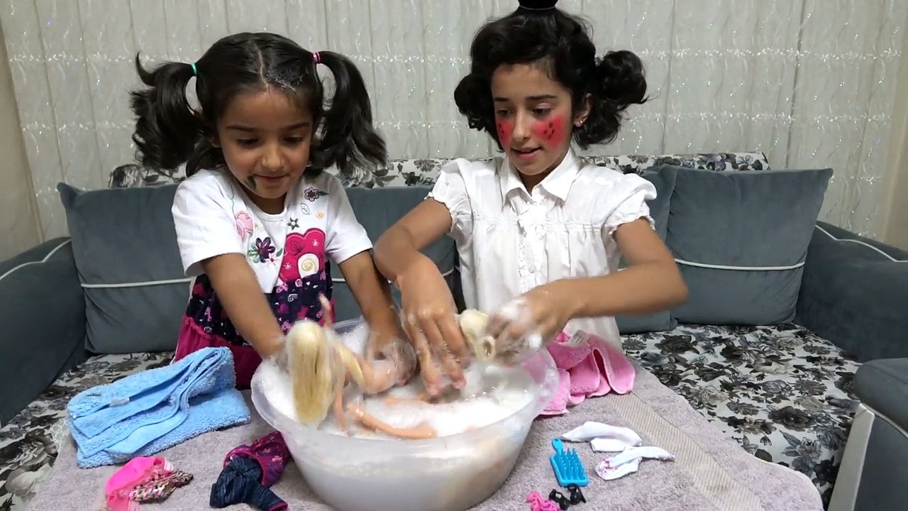 Çilli vs Benli Barbilerine Banyo Yaptırıyorlar.