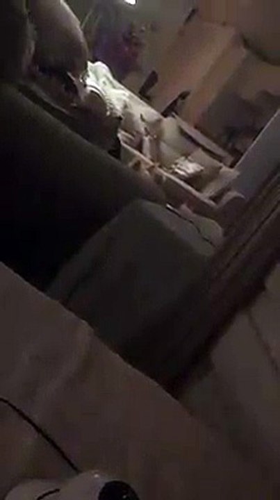 Flippant : Elle entend une voix qui sort de sa caméra de surveillance... elle découvre qu'elle est espionnée !