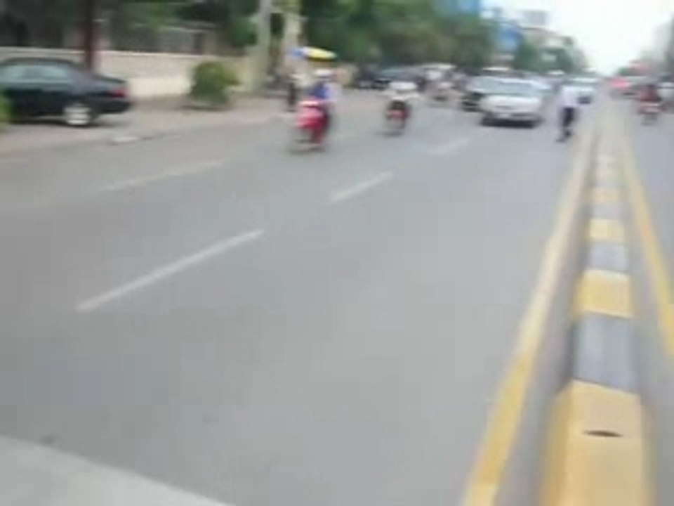 cross the road in phnom penh