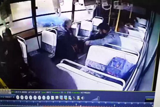 Ambulansı beklemedi, yaşlı adamı hastaneye yetiştirdi....