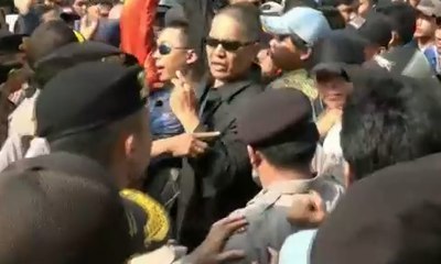 Saling Dorong dan Adu Mulut di Depan Kantor Golkar