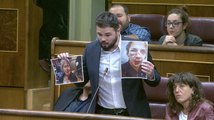 Rufián enseña fotos de los heridos del 1-O en el Congreso