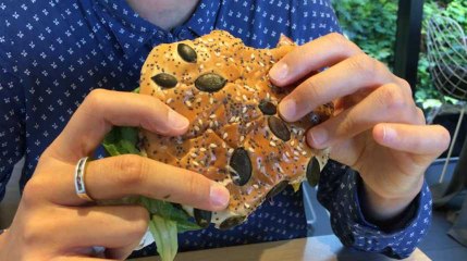 On a testé le premier burger végétarien de McDonald's