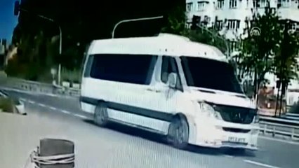 Otomobilin Çocuğa Çarpma Anı Güvenlik Kamerasında