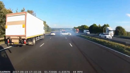 Un homme perd le contrôle son véhicule sur l'autoroute.