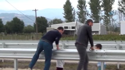 Canlarını Tehlikeye Atarak Yolun Karşısına Geçen Köylüler İsyan Etti