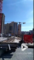 Télécharger la video: Cette grue s'emballe et tourne sur elle-même en plein chantier !