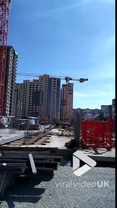 Cette grue s'emballe et tourne sur elle-même en plein chantier !