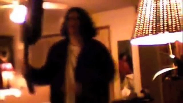 Ce débile essaye de casser une guitare sur sa tête.. et s'assomme !!