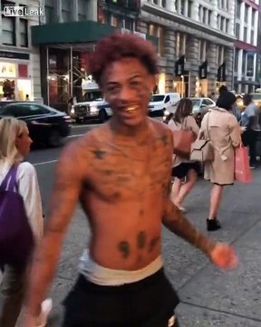 Ce fou saute et hurle partout dans la rue à New York !!
