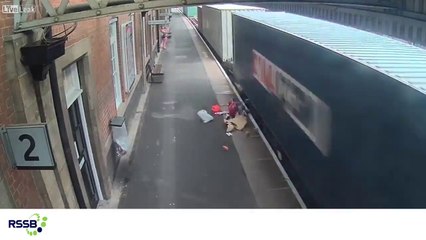 Ce train aspire une poussette sous les rails !! Vide heureusement...