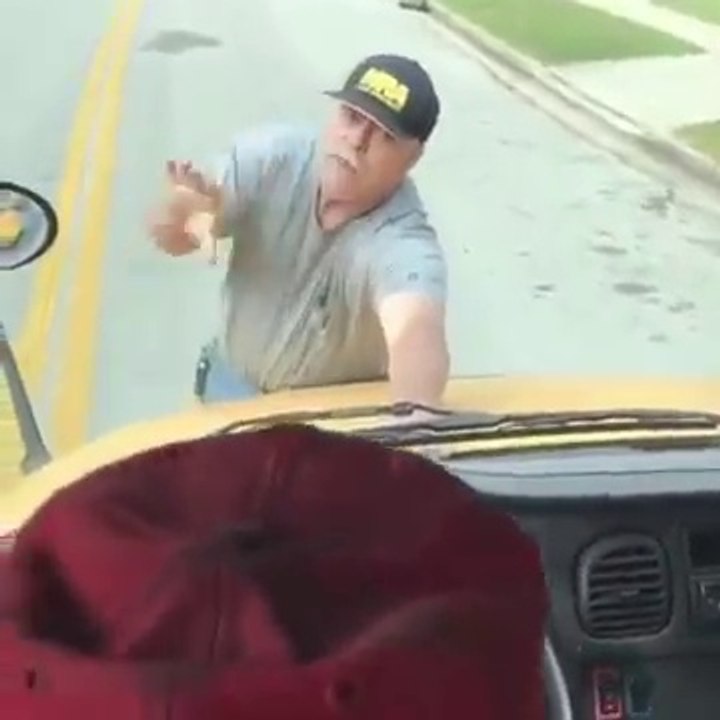 Ce fou s'accroche à l'avant du bus scolaire en marche sous prétexte de vouloir rentrer dedans !