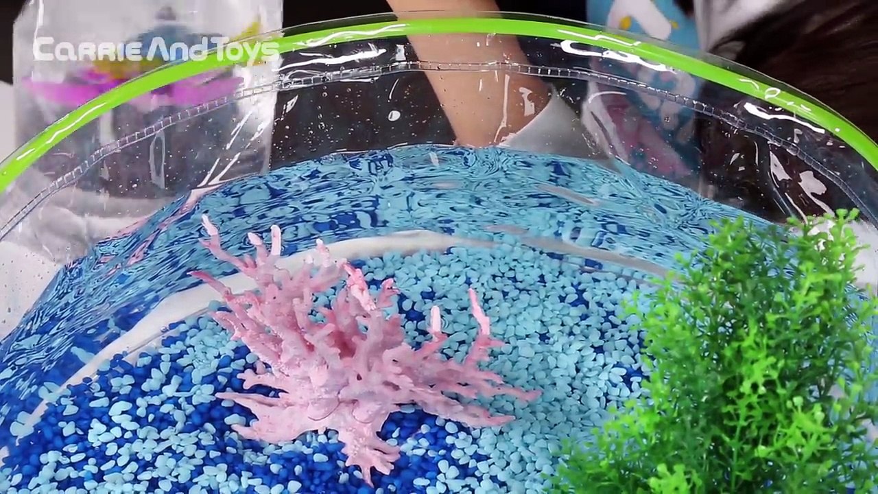 캐리의 로봇 물고기와 인어공주 장난감으로 수족관 만들기놀이 | CarrieAndToys