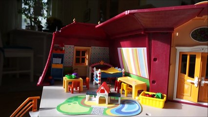 Das Playmobil-Haus von Familie Leonhard wird eingeräumt schaut es mit an!