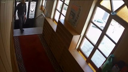 Cami Hırsızı Dördüncü Soygunda Yakayı Ele Verdi...hırsızlık Anı Kamerada
