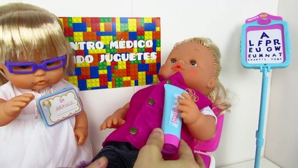 La doctora Nenuco y su maletín médico de juguetes Nenuco visitan a la hermanita de la bebé Lucía