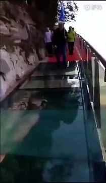 Un touriste chinois panique en voyant un sol de verre se briser sous ses pieds...
