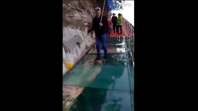 Blague sur un pont en verre à 1 180 mètres d'altitude