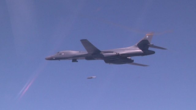 '죽음의 백조' 또 한반도 야간 출격 / YTN