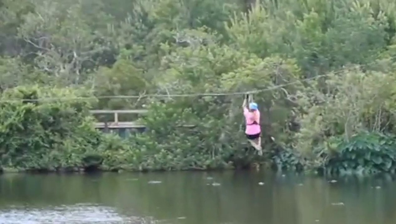 Elle a faillit servir de repas aux crocodiles en descendant une tyrolienne au dessus d'un lac... Chaud!
