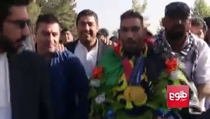 پذیرایی گرم مردم از یاسین قادری آقای عضلات جهان هنگام ورود وی به کابل