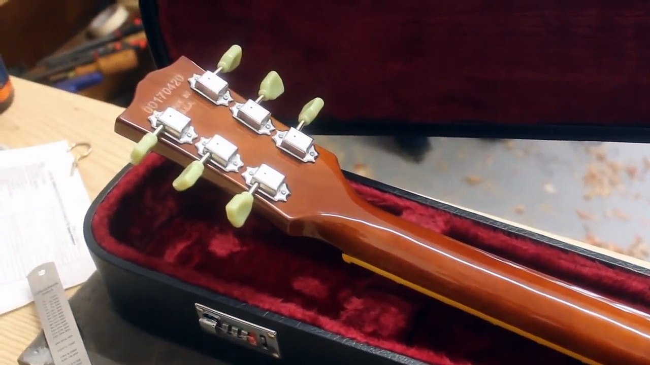 a very fake Gibson Les Paul standard (Chibson)