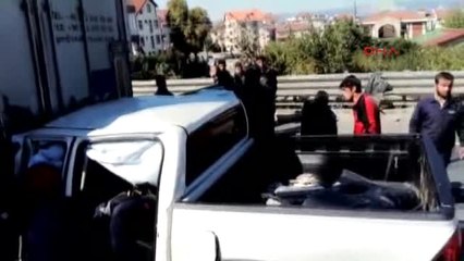 Kocaeli Kamyonet Tır'ın Altına Girdi, Sürücü Yaralandı