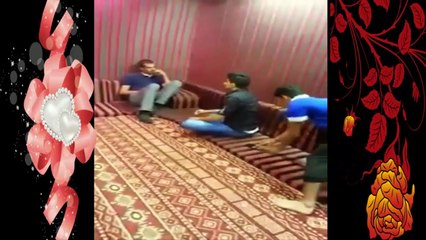 سعودي مسك جواله و لفت على يده افعى ما خلى شىء ما كسرههههه