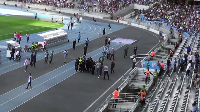 الجامعة الملكية لكرة القدم تعاقب اتحاد طنجة بعد رمي الحكام بالقنينات وكثرة الإنذارات