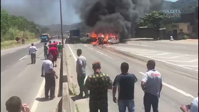 Carros pegam fogo na BR-101 após acidente