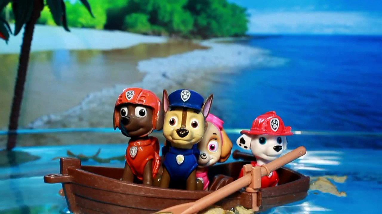 PATRULLA CANINA pesca a BOB ESPONJA y le salva del TIBURON! Patrulla de cachorros