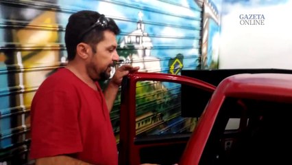 Dono de autoescola mostra simulador de direção desligado