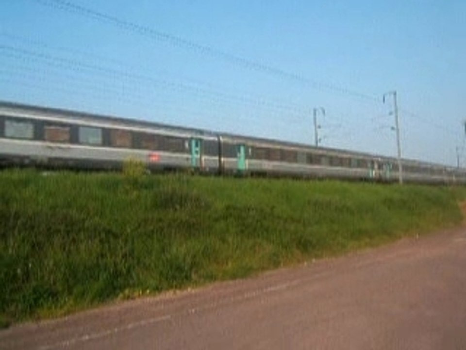 PK 225 Train voyageur avec BB26000 + BB16000 en vehicule
