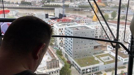 Là-haut, dans le secret de la cabine d'un grutier