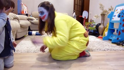 Играем в доктора с УКОЛАМИ! ВЫСКОЧИЛ ГЛАЗ. Доктор Джокер делает укол. Joker Eyeball w/ PLAY DOCTOR