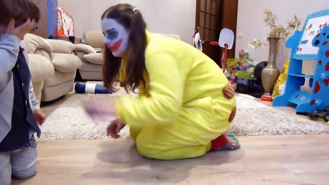 Играем в доктора с УКОЛАМИ! ВЫСКОЧИЛ ГЛАЗ. Доктор Джокер делает укол. Joker Eyeball w/ PLAY DOCTOR