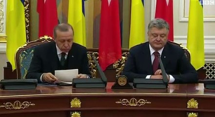 شاهد .. النوم يغلب أردوغان خلال مؤتمر صحفي مع نظيره الأوكراني