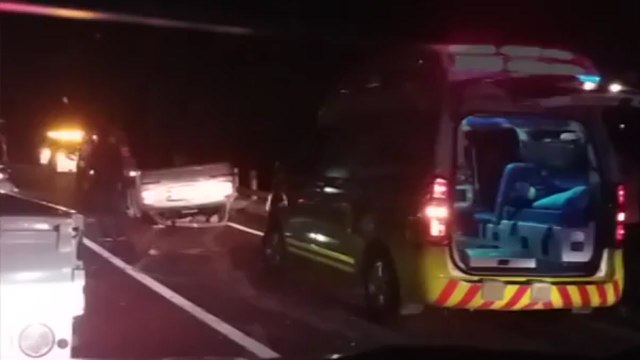 승용차 가드레일 들이받고 전복...운전자 중상 / YTN