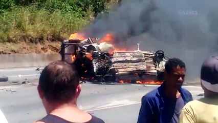 Internautas registram o local do acidente da BR-101